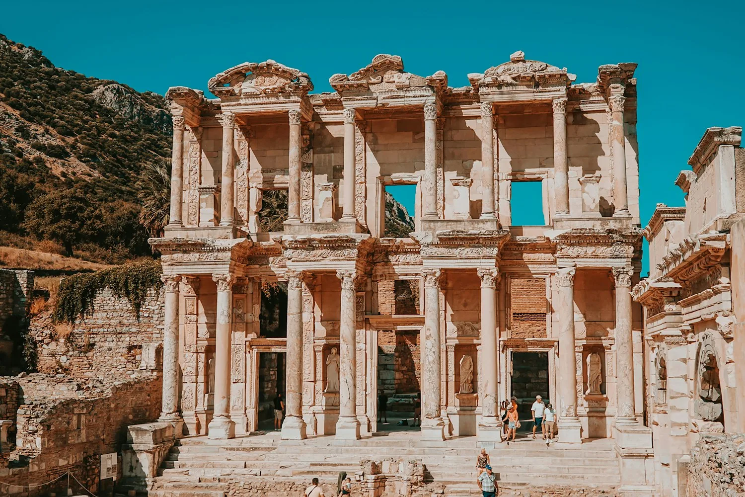 Façade de la bibliothèque de Celsus à Éphèse, à 20 minutes de Kuşadası
