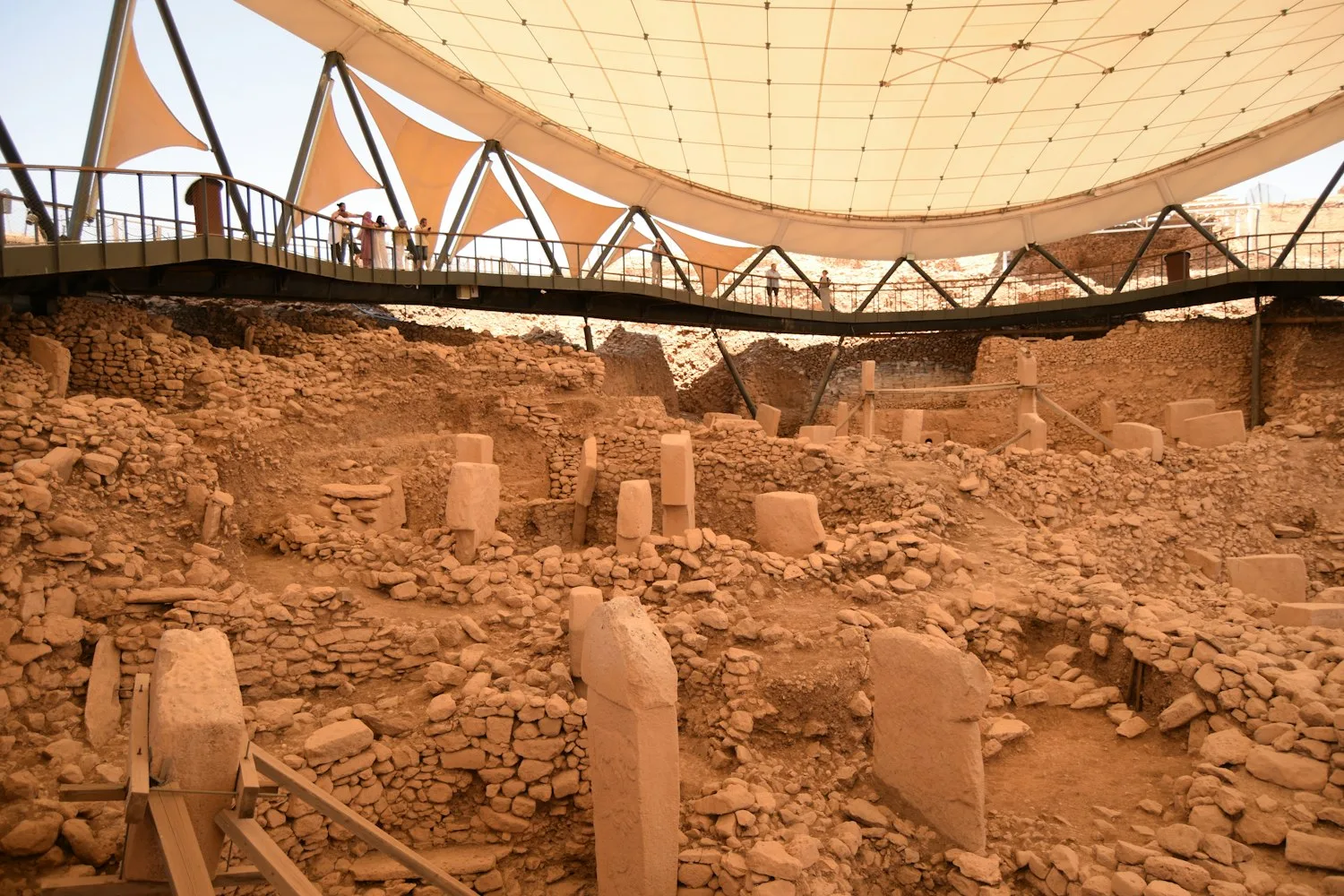 Site de Göbekli Tepe sous son auvent de protection avec les passerelles de visite