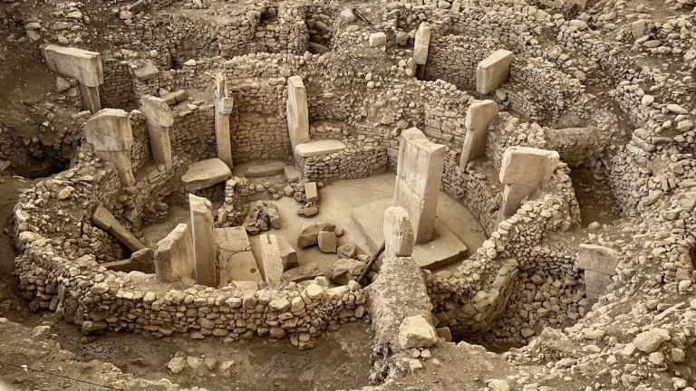 Cercle de piliers en T du temple néolithique de Göbekli Tepe vu d'en haut