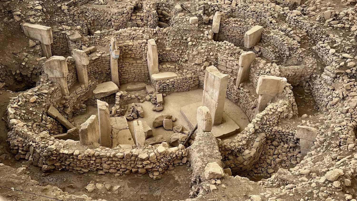 Cercle de piliers en T du temple néolithique de Göbekli Tepe vu d'en haut