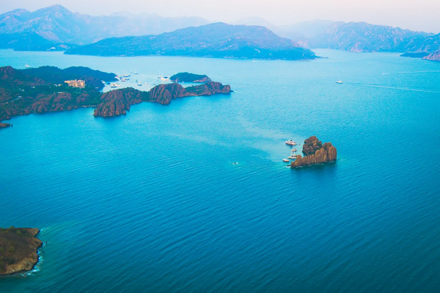 Golfe turquoise parsemé d'îles et de bateaux au mouillage sur la côte sud-ouest de la Turquie