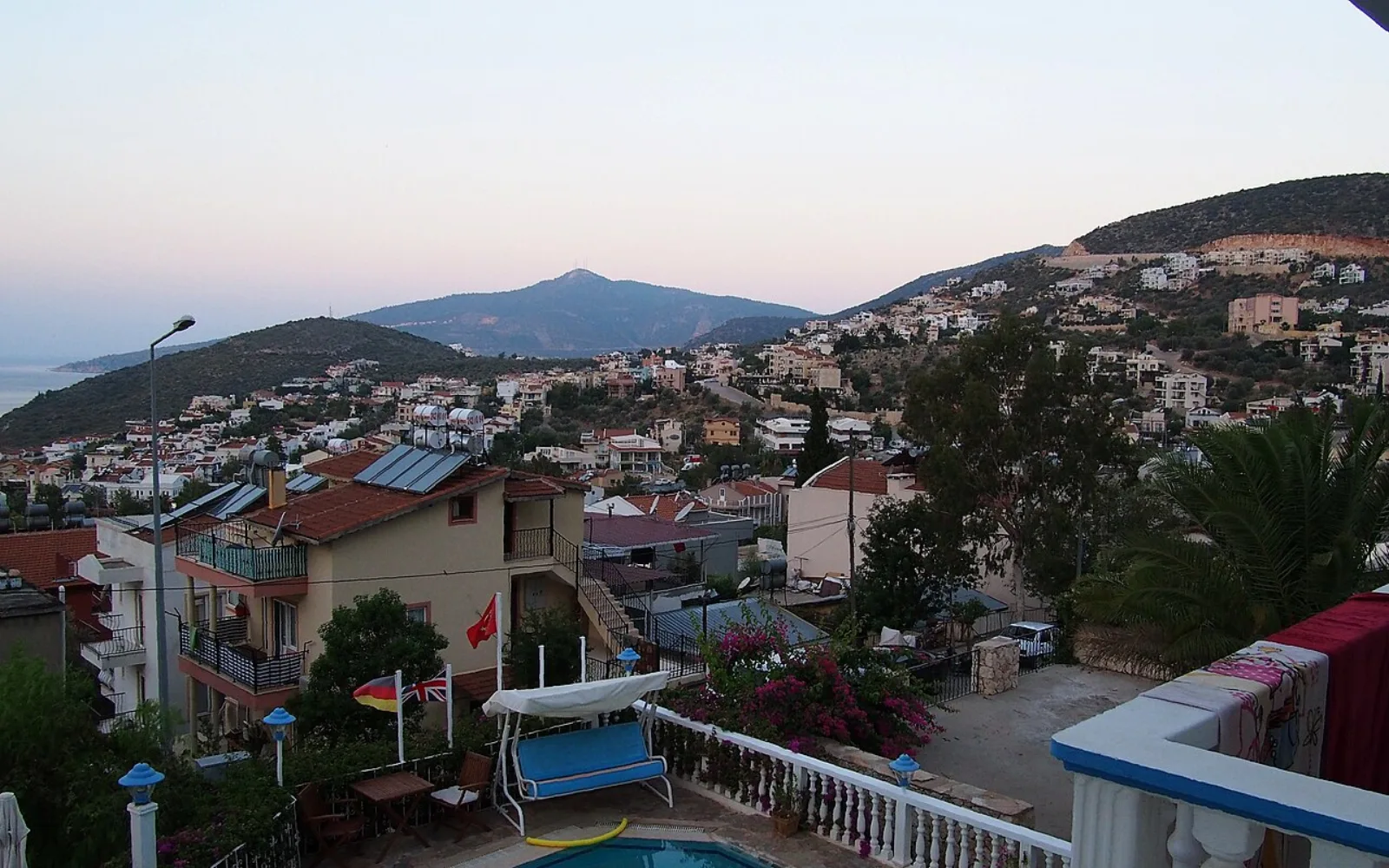 Le village de Kalkan en cascade sur la colline au crépuscule