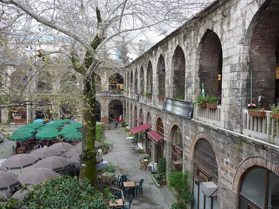 Cour à arcades du Koza Han, le marché de la soie de Bursa