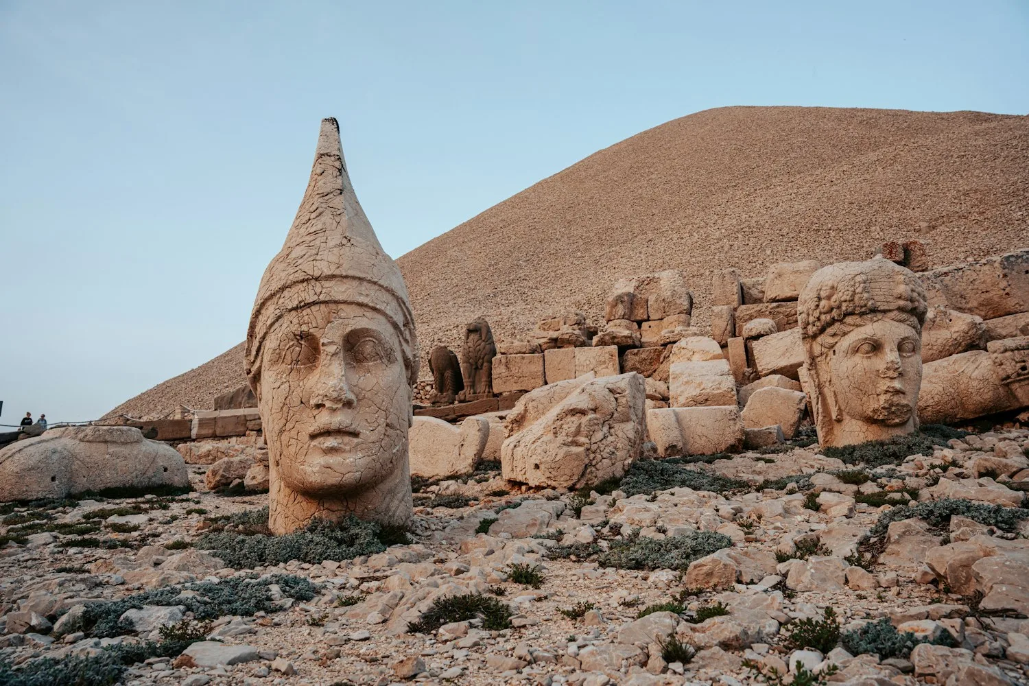 Terrasse du mont Nemrut avec têtes de dieux décapitées et tumulus en arrière-plan