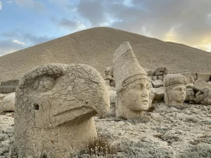Têtes de pierre géantes des statues de dieux au pied du tumulus du mont Nemrut