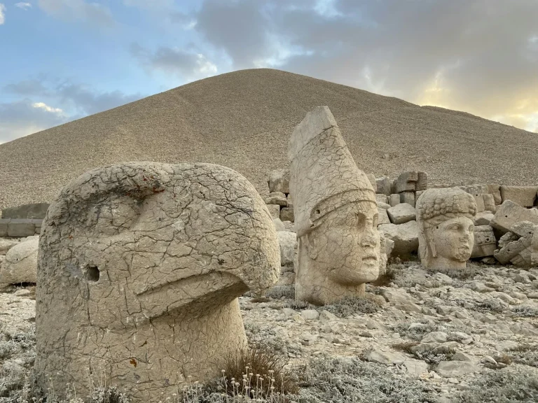 Têtes de pierre géantes des statues de dieux au pied du tumulus du mont Nemrut