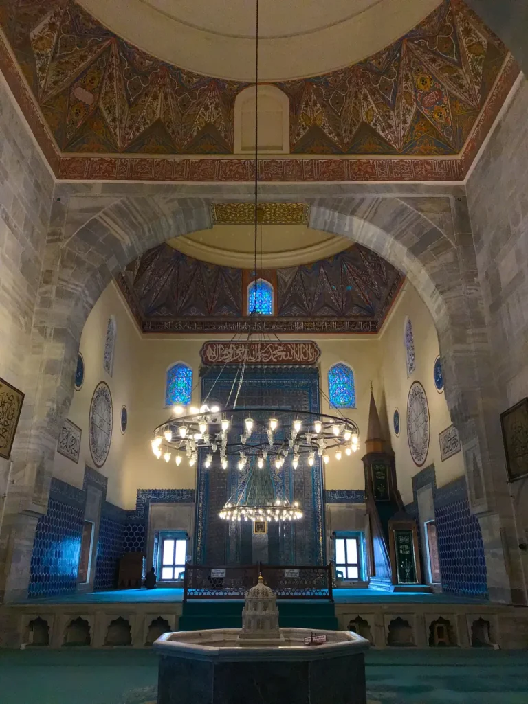 Intérieur de la Mosquée Verte de Bursa avec faïences d'İznik et fontaine centrale