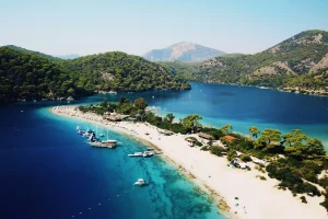 Lagon bleu d'Ölüdeniz et sa plage de sable sur la côte lycienne, image emblématique de la Riviera turque
