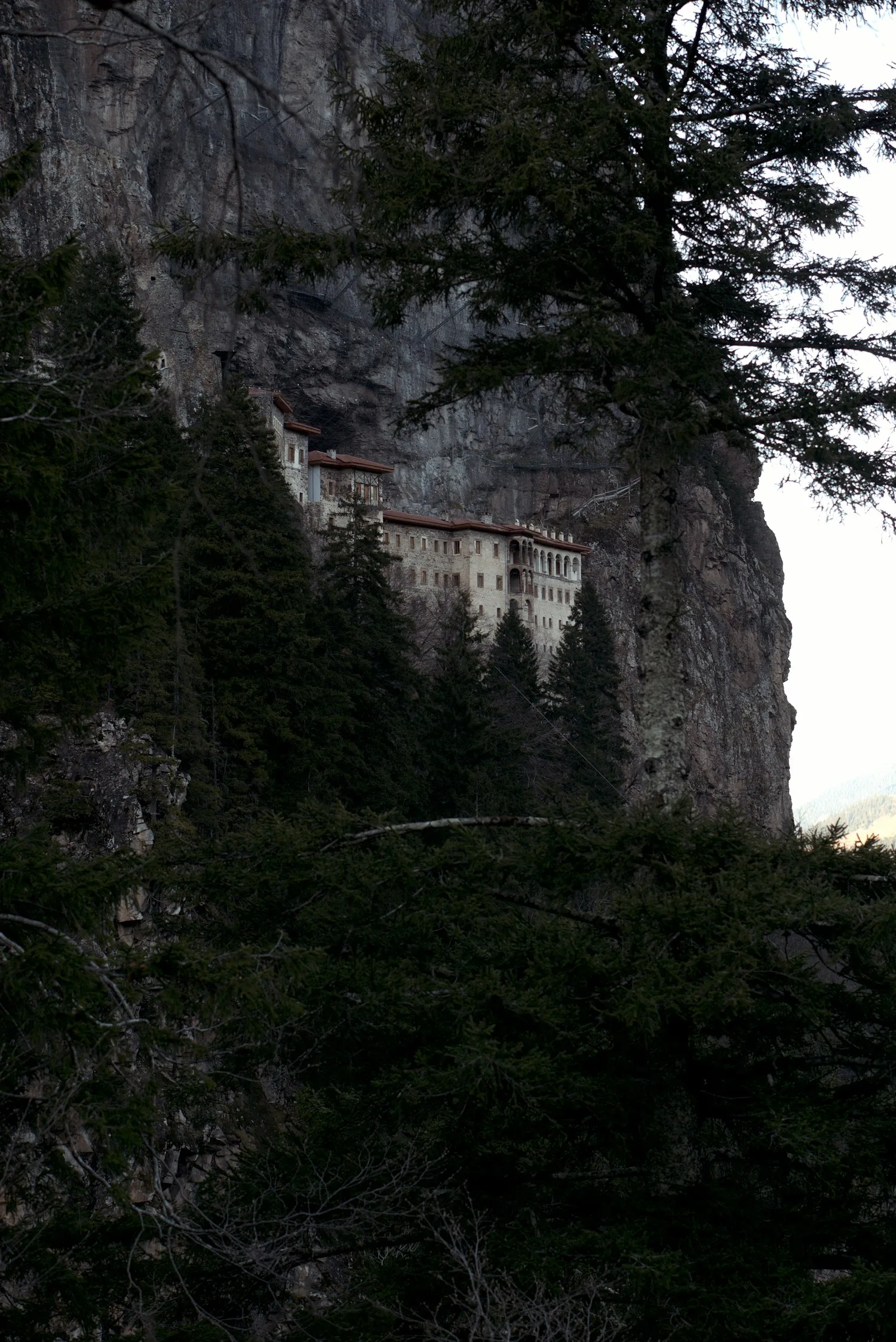 Monastère de Sümela accroché à la falaise de la vallée d'Altındere près de Trabzon