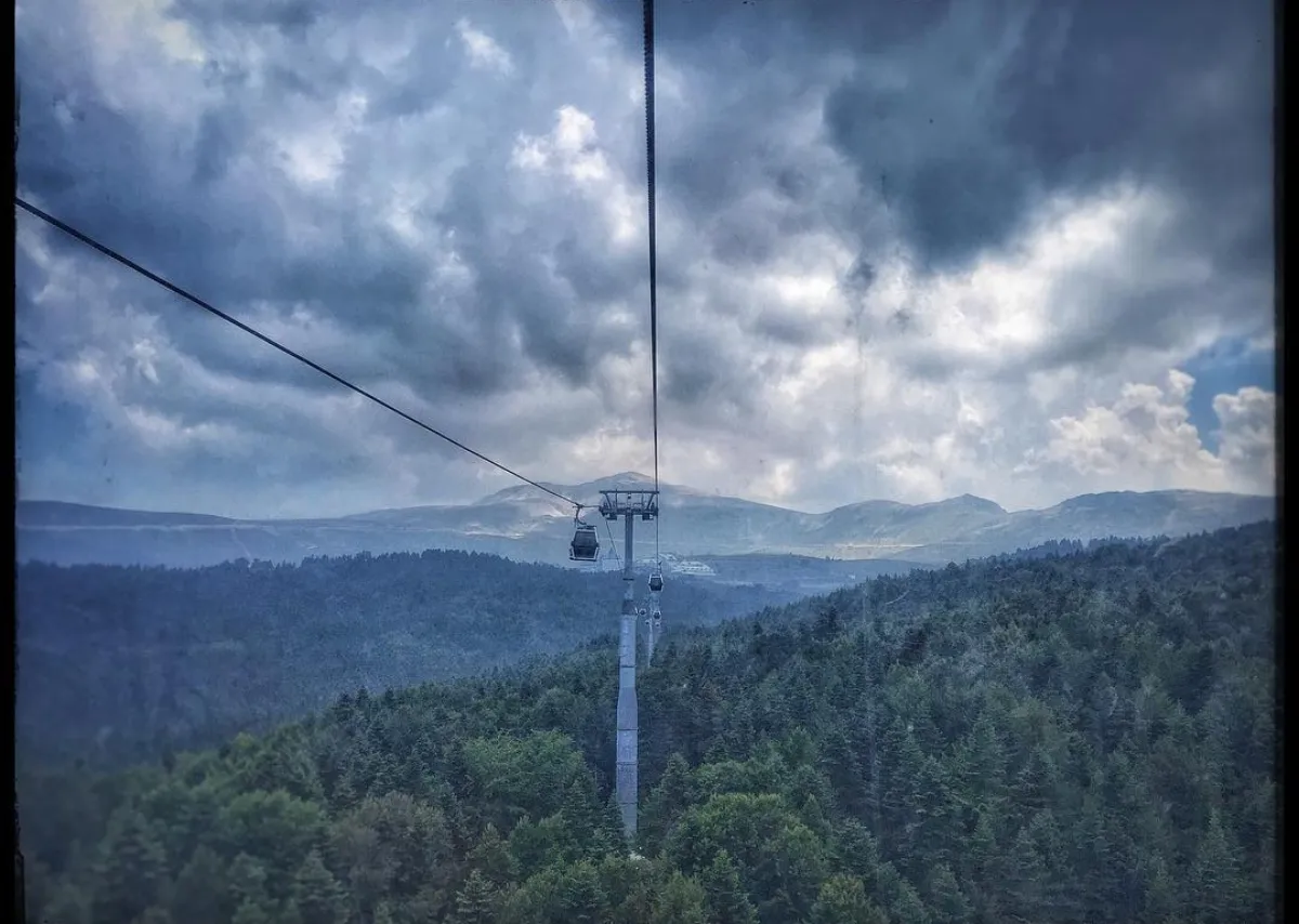 Téléphérique de l'Uludağ au-dessus de la forêt à Bursa
