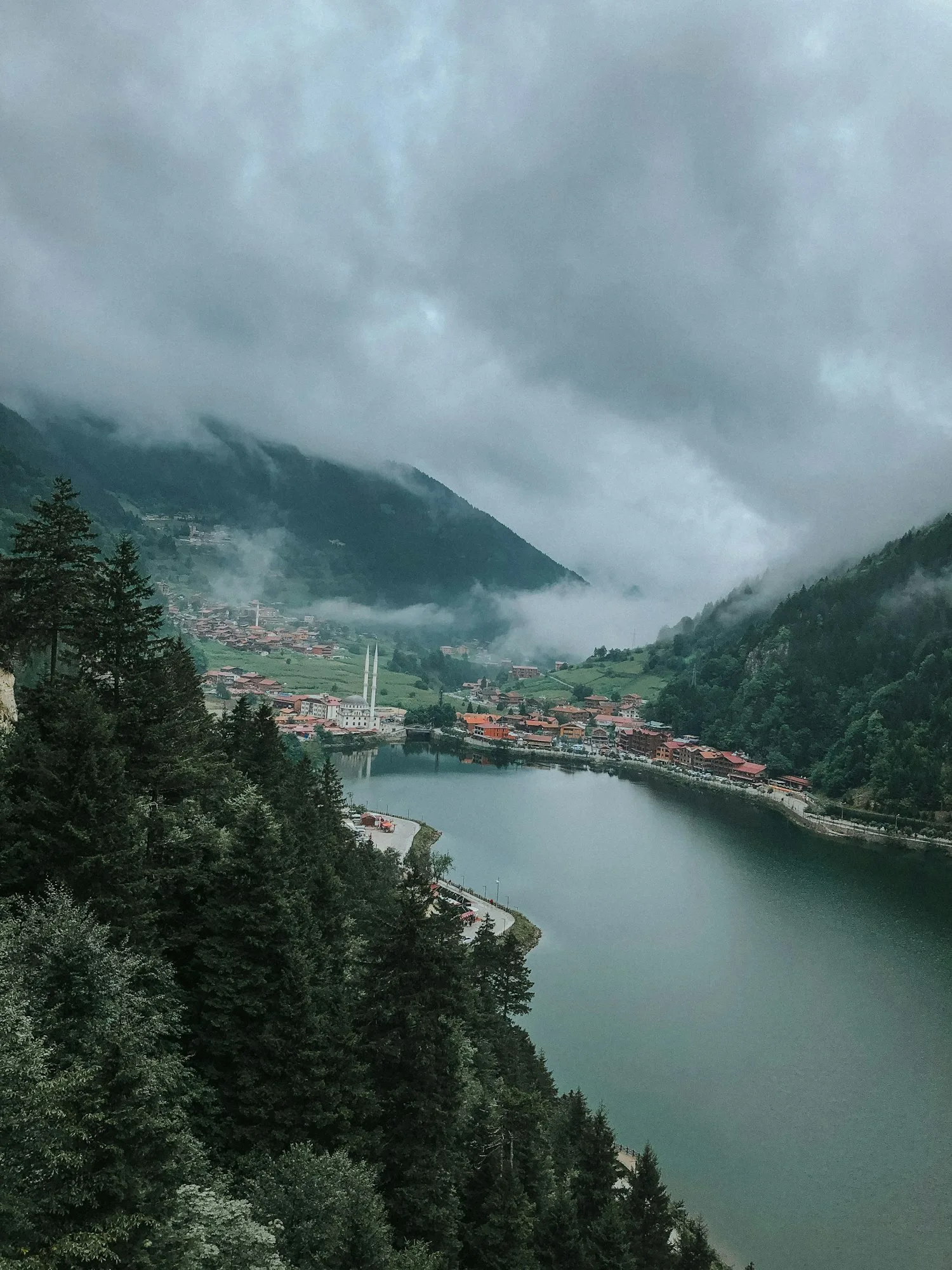Lac d'Uzungöl entouré de montagnes verdoyantes et de brume, près de Trabzon