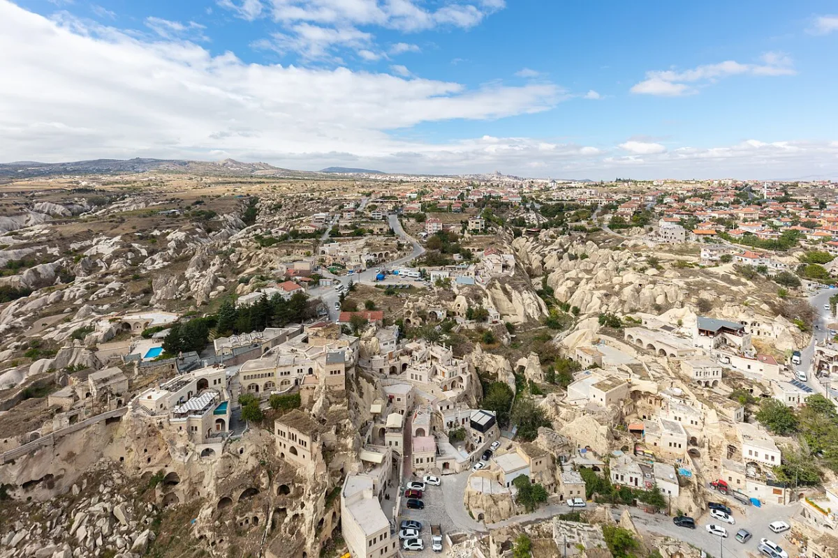 Vue plongeante sur un village de maisons de pierre et d'habitations troglodytes