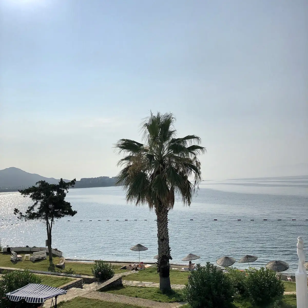 Plage d'Akyarlar avec transats et vue sur la mer Égée