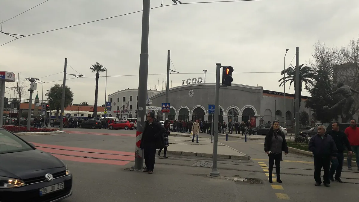 Facade a arcades de la gare TCDD d'Alsancak, avec voies de tramway au premier plan