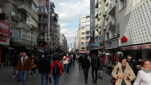 Rue piétonne bondée bordée de commerces et de terrasses à Izmir
