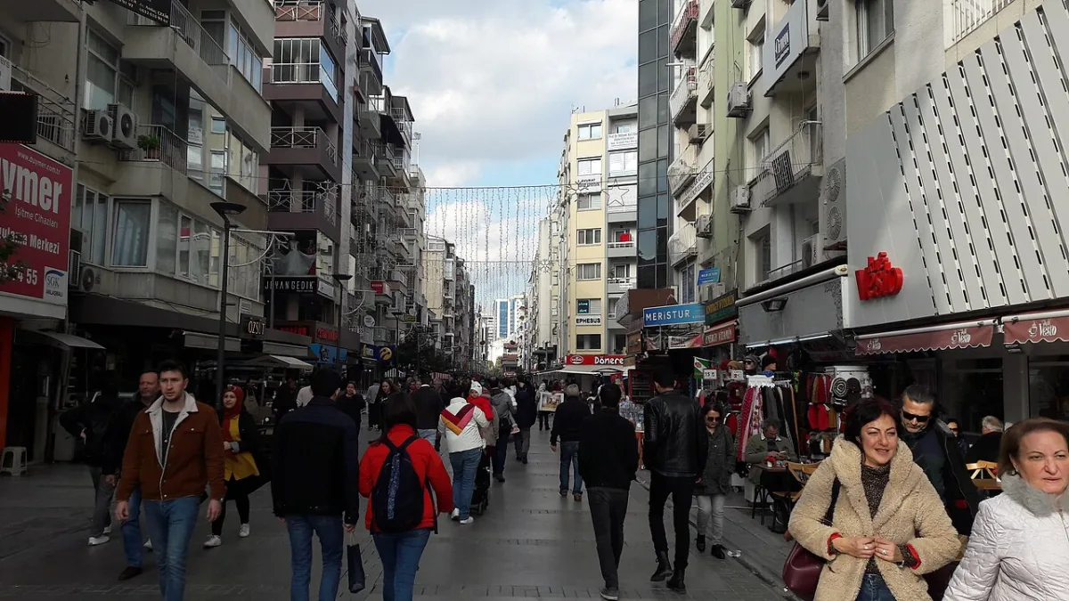 Rue piétonne bondée bordée de commerces et de terrasses à Izmir