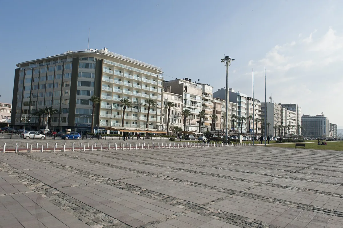 Promenade du Kordon bordée de palmiers et d'immeubles au bord du golfe d'Izmir
