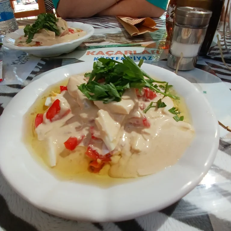 Piyaz d'Antalya, salade de haricots blancs à la sauce tahini