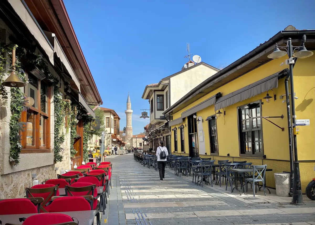 Rue de Kaleiçi bordée de terrasses de restaurants