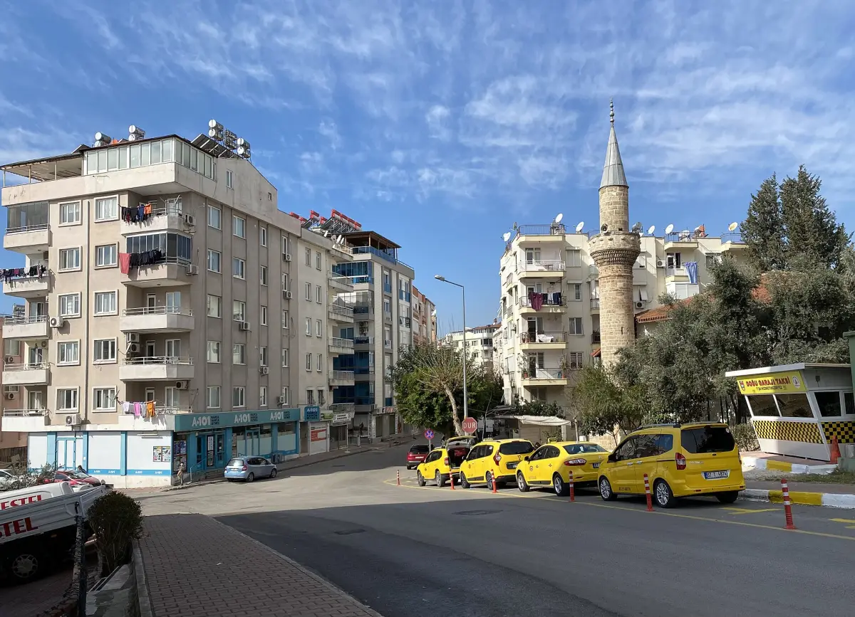 File de taxis jaunes dans une rue d'Antalya
