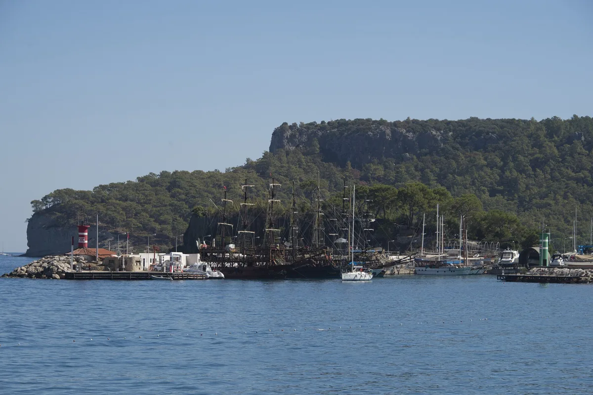 Baie et port de Kemer bordés de pinèdes sur la Riviera turque