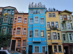 Maisons colorées en enfilade dans le quartier de Balat, Istanbul