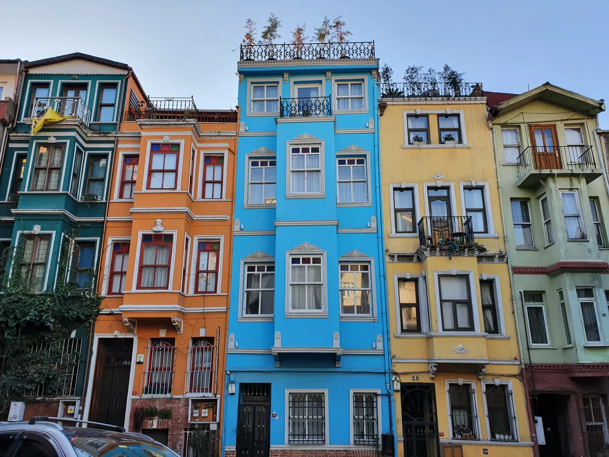Maisons colorées en enfilade dans le quartier de Balat, Istanbul