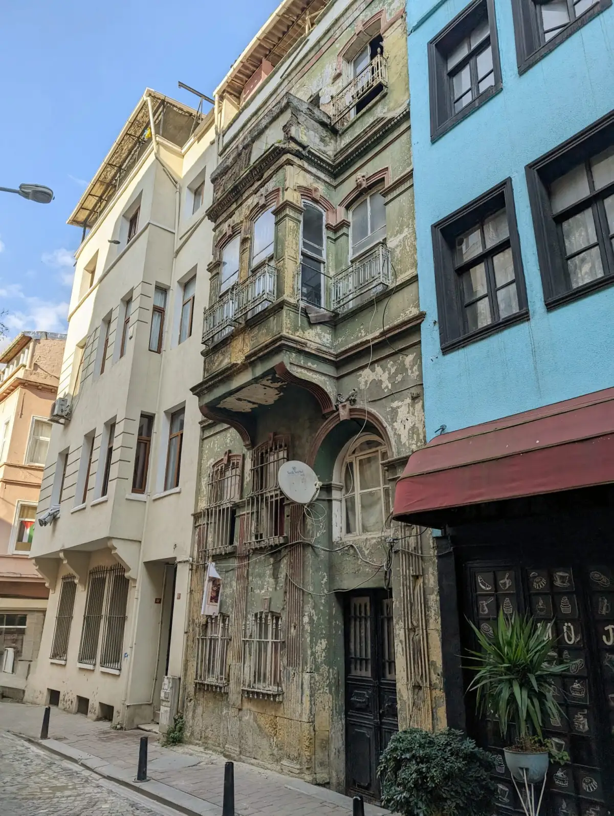 Façades colorées de maisons ottomanes à Balat sous la lumière du jour