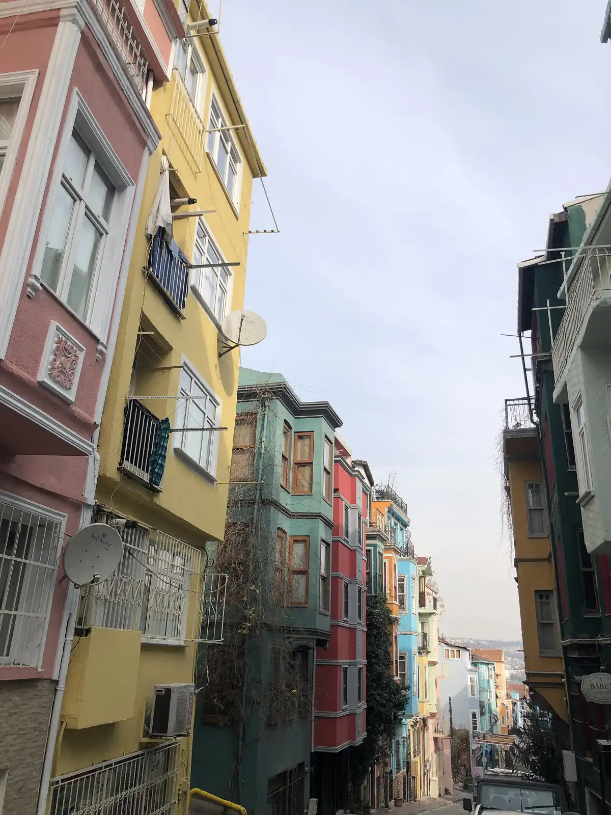 Ruelle en pente de Balat bordée de maisons colorées