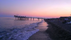 Plage de sable de la Riviera turque au crépuscule, zone des grands resorts près de Belek