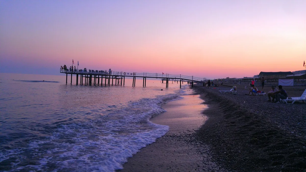 Plage de sable de la Riviera turque au crépuscule, zone des grands resorts près de Belek