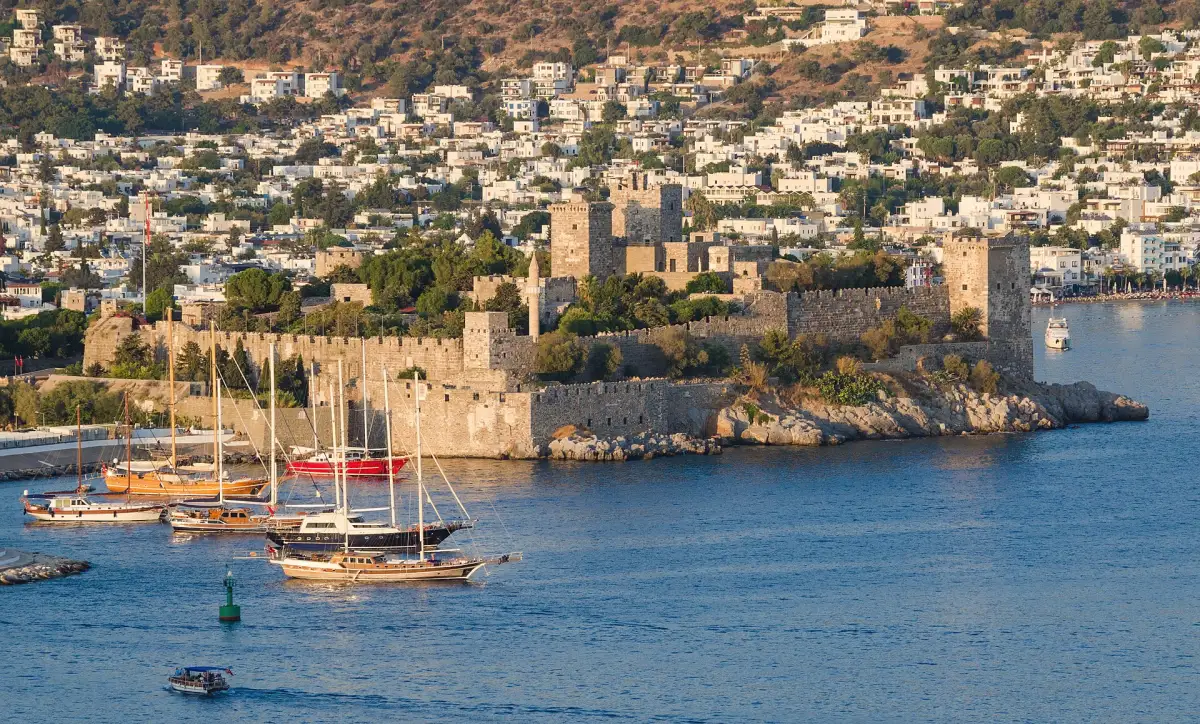 Le chateau Saint-Pierre de Bodrum au bord de la mer