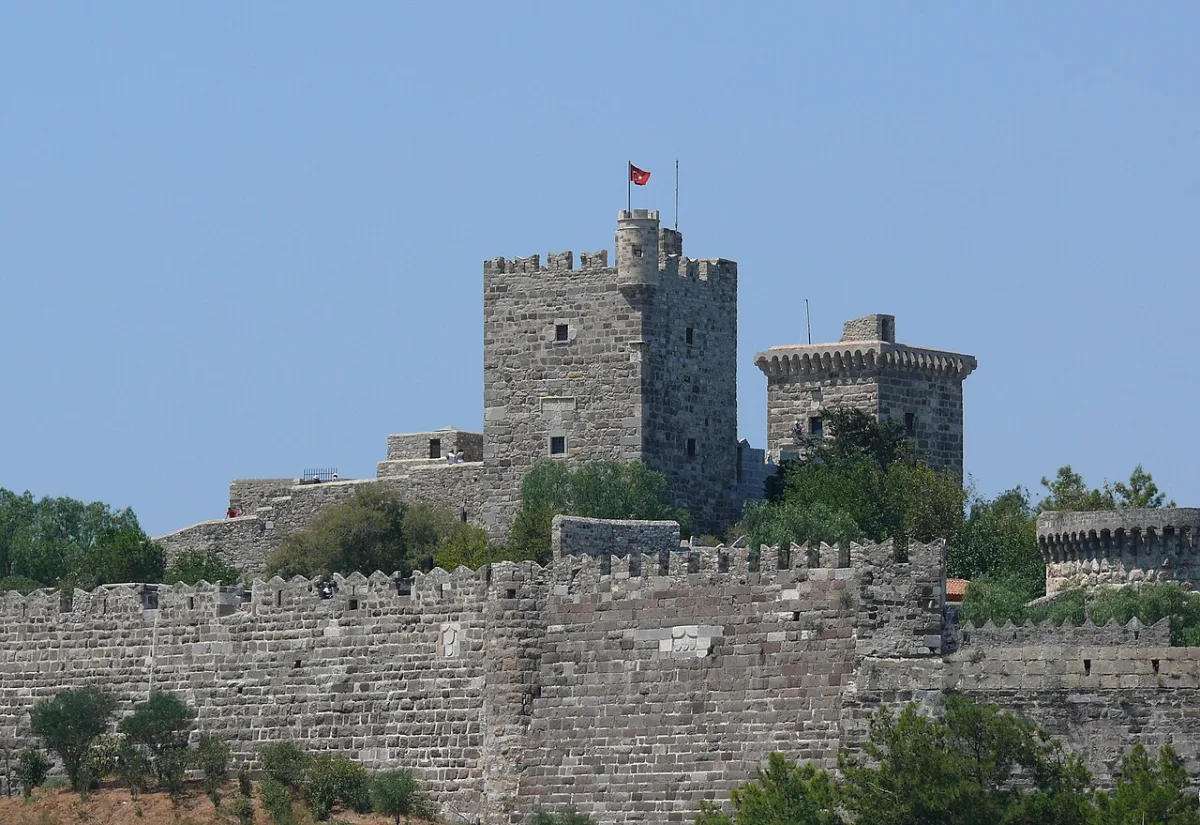 Tours crenelees et remparts en pierre du chateau de Bodrum sous un ciel bleu