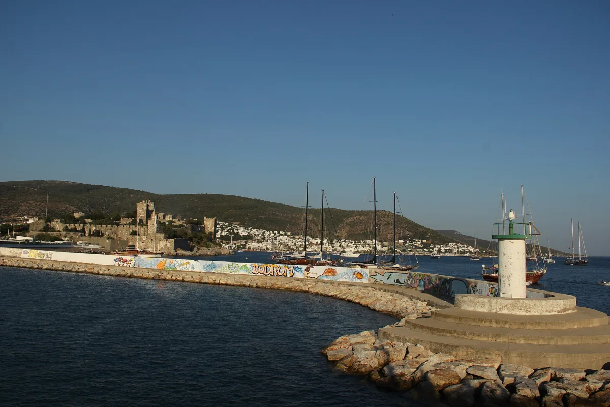 Château médiéval de Bodrum surplombant le port et la mer Égée