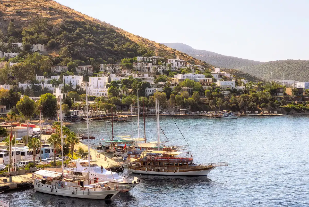 Marina et côte de Bodrum sur la mer Égée
