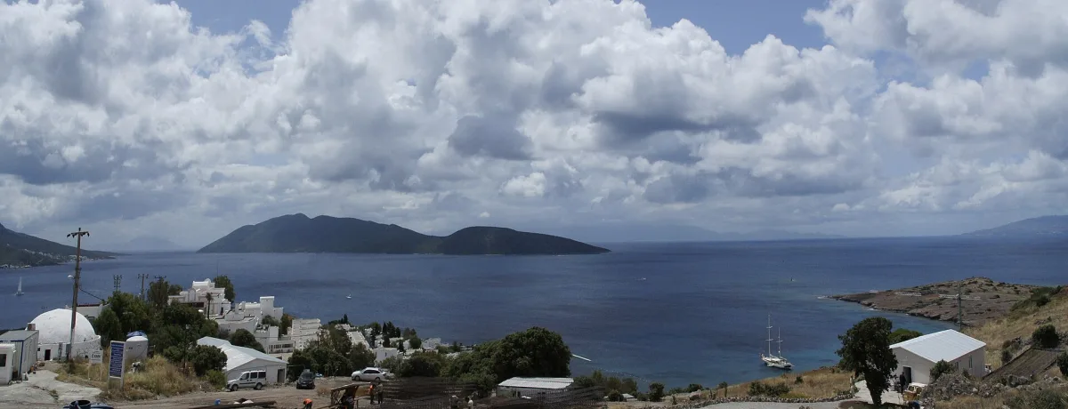 Une baie de la peninsule de Bodrum face a une ile grecque