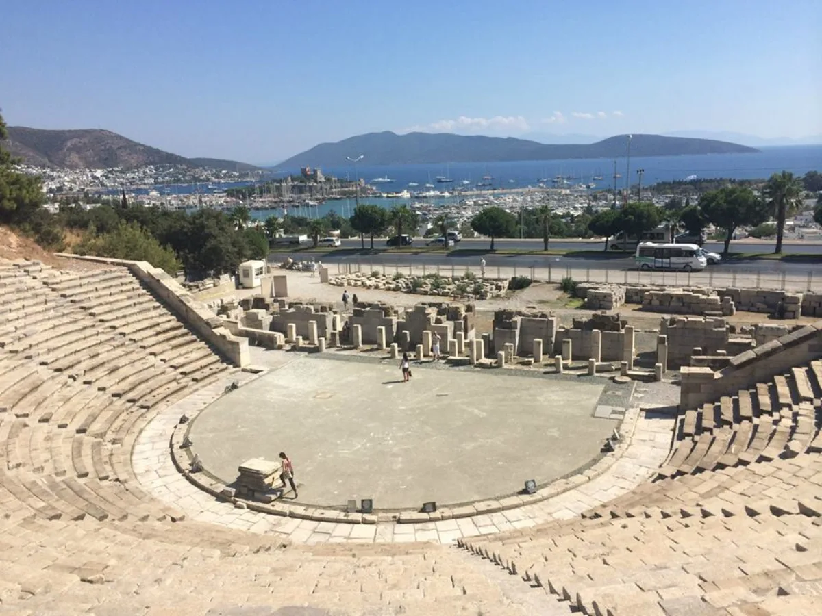 Le theatre antique d'Halicarnasse a Bodrum avec vue sur la baie