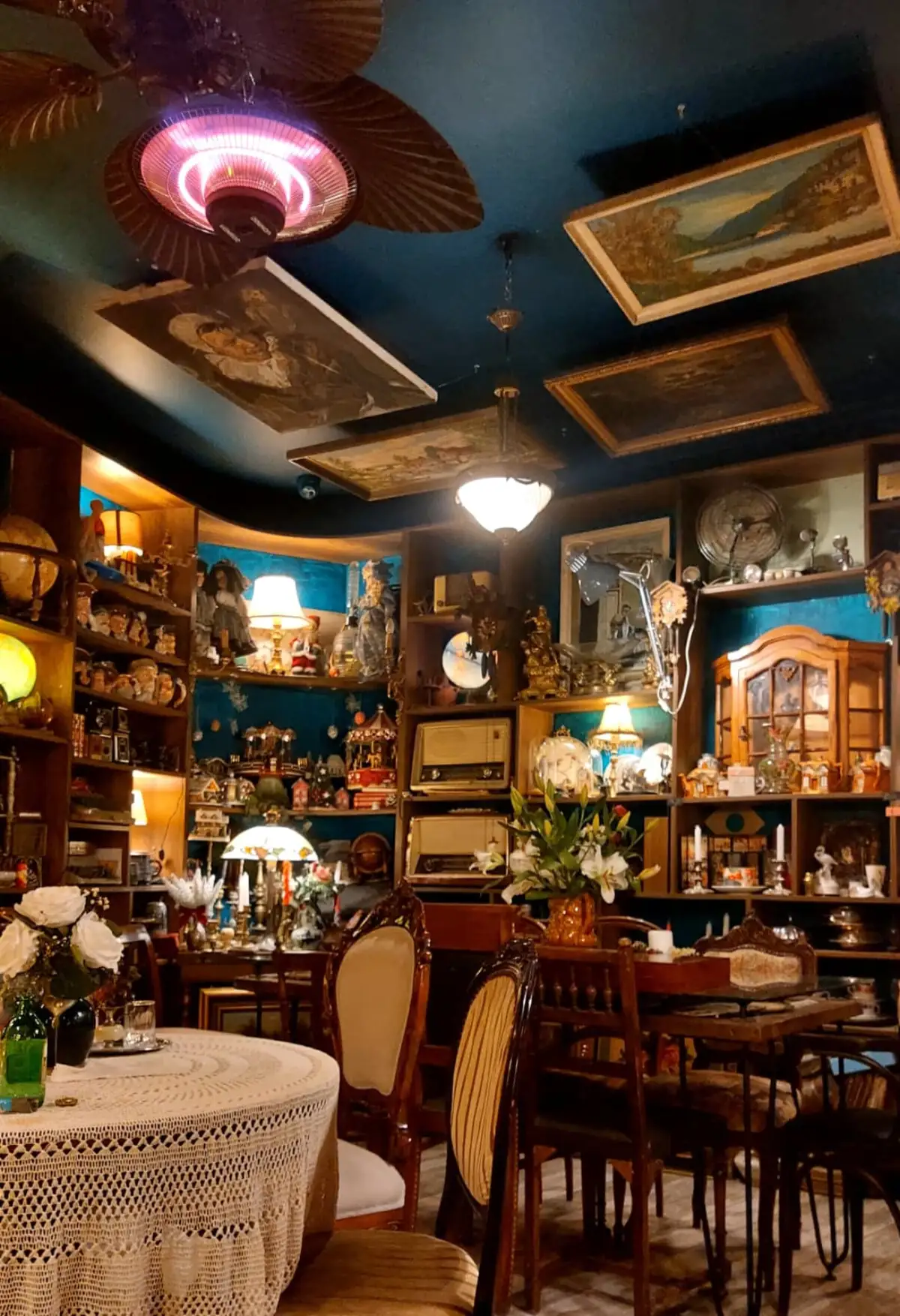 Intérieur d'un café-antiquaire au décor vintage à Balat
