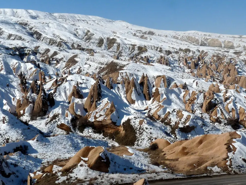 Cheminées de fées de Cappadoce couvertes de neige
