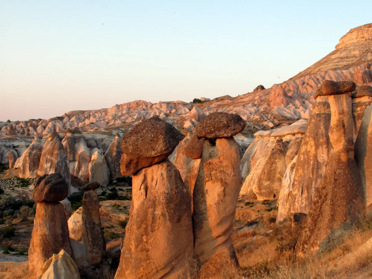 Cheminées de fées coiffées de leur chapeau rocheux en Cappadoce