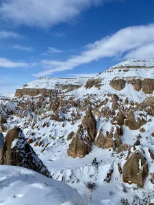 Vallée de Cappadoce couverte de neige près de Göreme