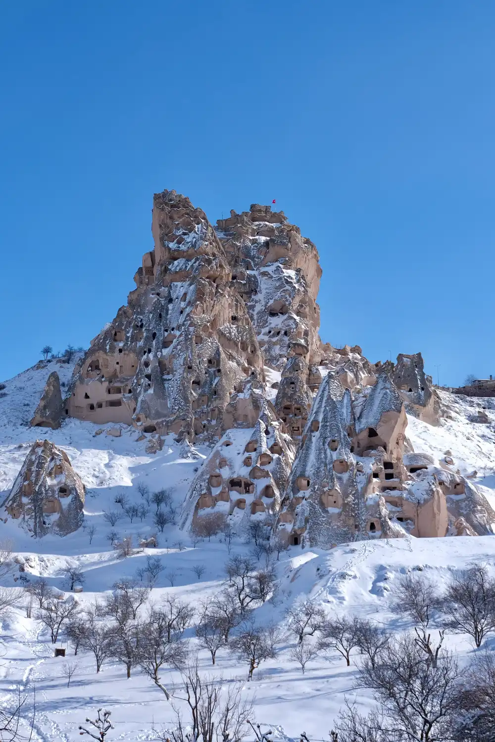 Le château d'Uçhisar et le village sous la neige