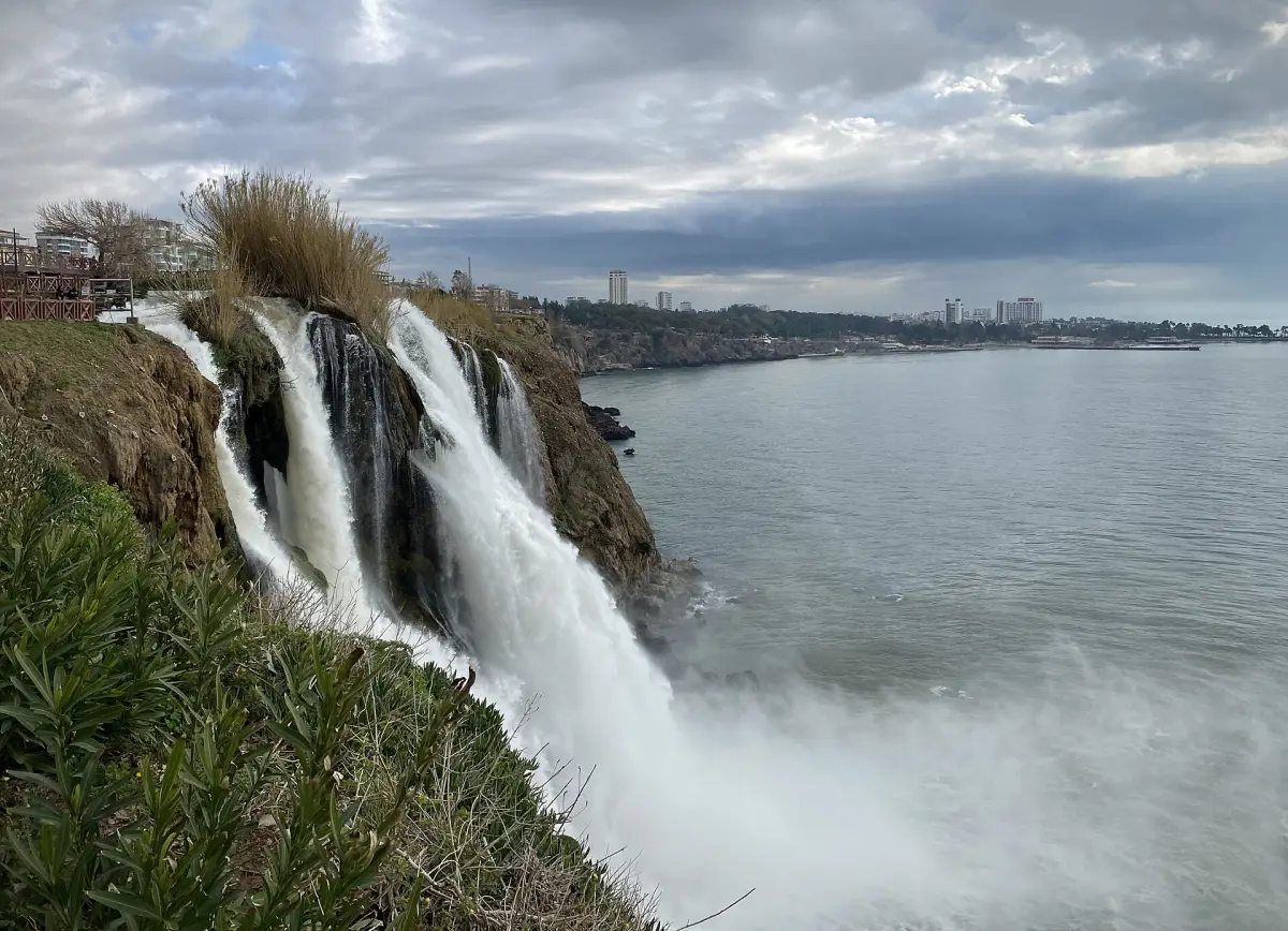 Cascades inférieures de Düden se jetant dans la mer à Antalya