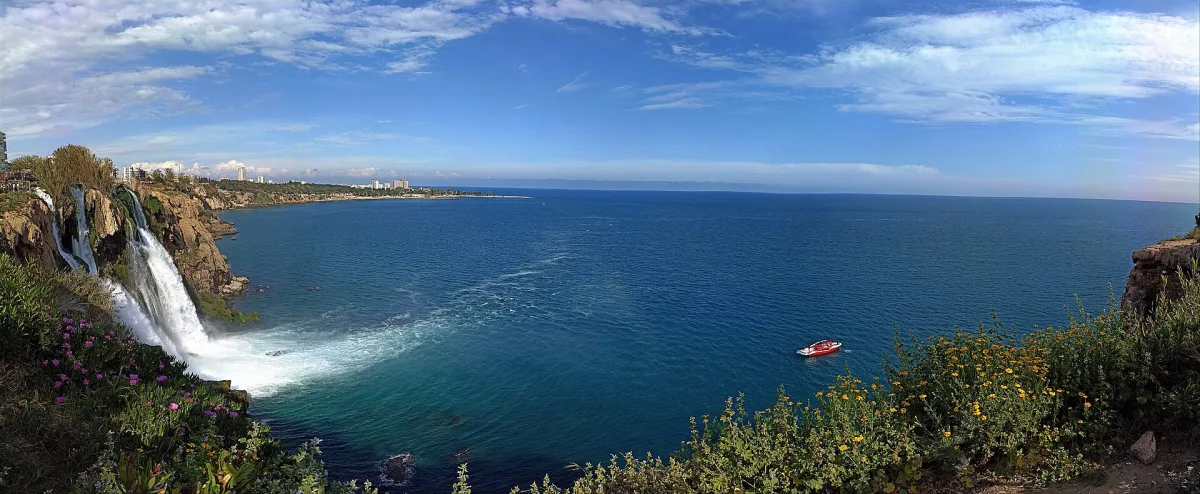 Les cascades du Bas-Düden se jetant dans la mer Méditerranée à Antalya
