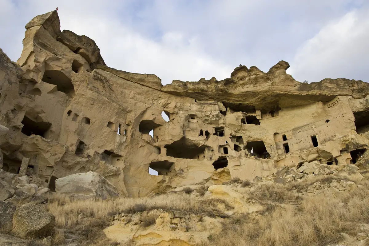 Chambres troglodytes creusées dans le tuf en Cappadoce