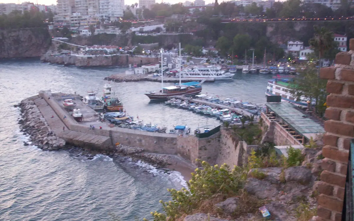 Le vieux port d'Antalya (Kaleiçi) et ses bateaux au crépuscule