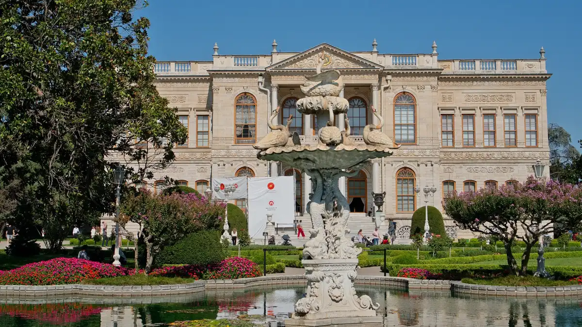 Façade et jardins du palais de Dolmabahçe à Istanbul