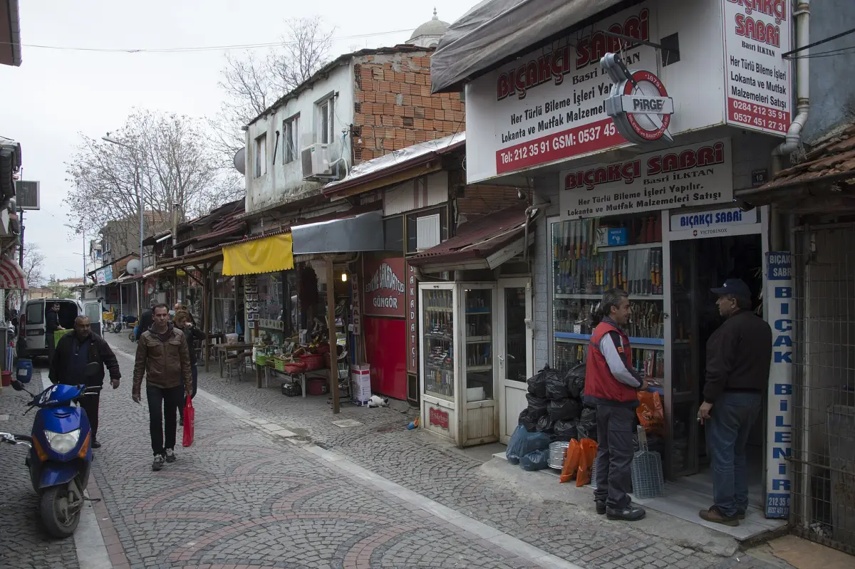 Rue commerçante pavée de la vieille ville d’Edirne