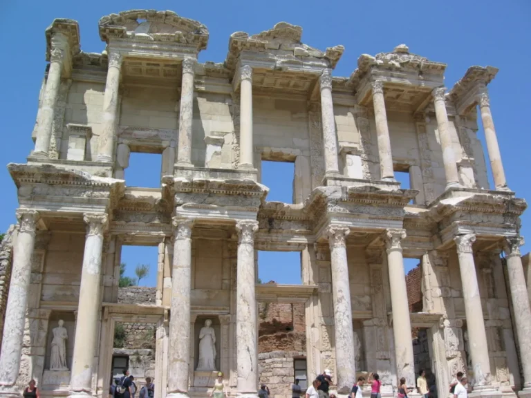 Facade a deux etages de la bibliotheque de Celsus a Ephese