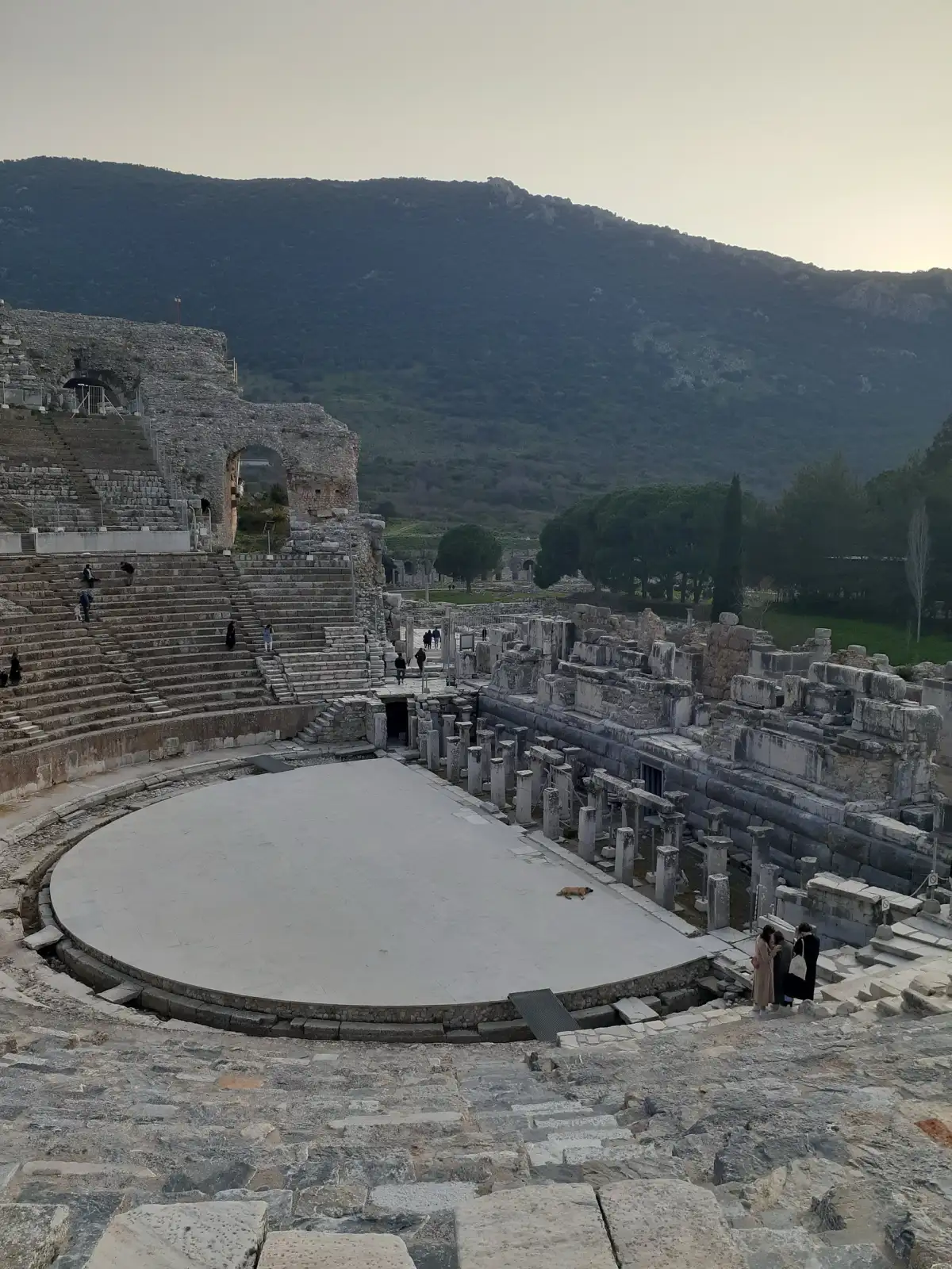 Grand theatre antique d'Ephese creuse dans la colline